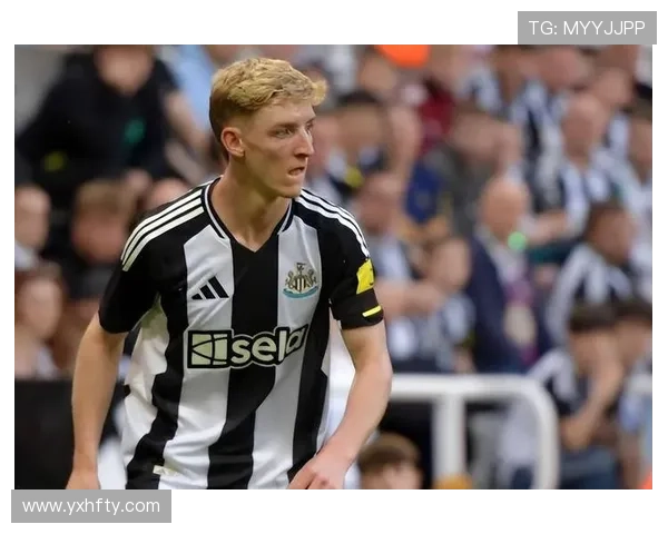 官方:纽卡与33岁中卫沙尔续约至2026年